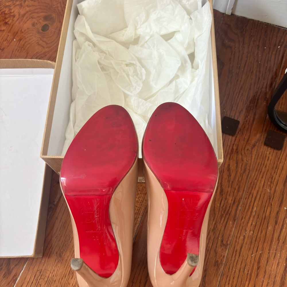 Christian Louboutin Nude Patent Pointed-Toe Pumps with Red Soles. Authentic!!! - Picture 5 of 5
